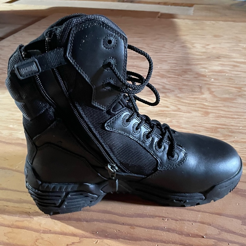 Magnum size 8 water proof leather work boot
